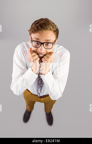Geeky Jungunternehmer seine Nägel beißen Stockfoto