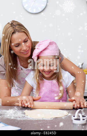 Mutter und Tochter backen Kekse in der Küche Stockfoto
