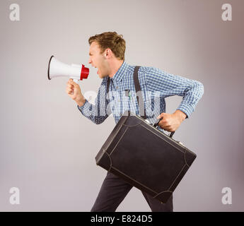 Geeky Hipster über Megaphon schreien Stockfoto