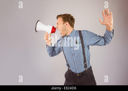 Geeky Hipster über Megaphon schreien Stockfoto