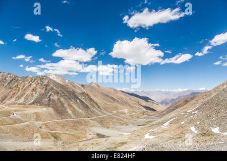 Khardung La Pass (5602m) zwischen Leh und Nubra Tal in Ladakh Indien. Dies ist die höchste befahrbare Straße der Welt Stockfoto