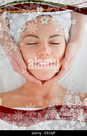 Lächelnde Frau mit einer Gesichtsmassage Stockfoto