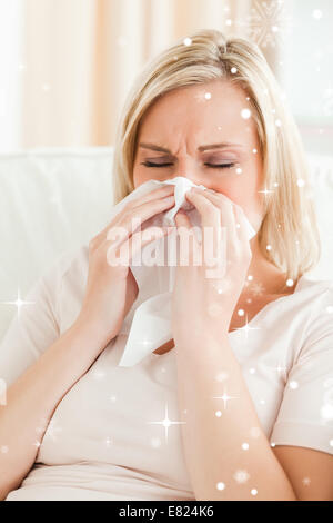 Kranke Frau, die ihre Nase weht Stockfoto