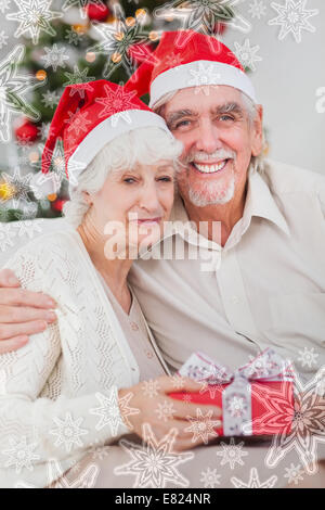 Glückliche Paar auf der Couch zu Weihnachten Stockfoto
