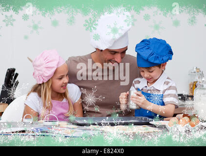 Vater und Kinder backen in der Küche Stockfoto