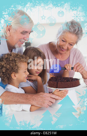 Kinder, die einen Kuchen in der Küche Puderzucker Stockfoto