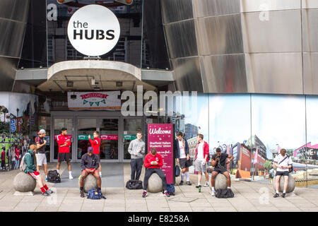 Schüler außerhalb der Hubs Student Union Gebäude an der Sheffield Hallam University in Sheffield Stadtzentrum, South Yorkshire UK Stockfoto