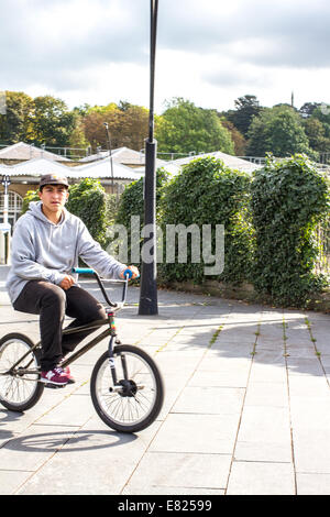 Ein kleiner Junge reitet ein Fahrrad in Sheffield South Yorkshire UK Stockfoto