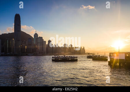 Sonnenuntergang über Victoria Harbour und die Sternen Fähren in Hong Kong Stockfoto