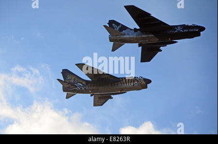 Athen, Griechenland. 28. Sep, 2014. 2 HAF (Hellenic Air Force) A-7E Corsair II Kampfflugzeuge speziell dekorierten übergehen die Tatoi Airbase. Bildnachweis: Pazifische Presse/Alamy Live-Nachrichten Stockfoto