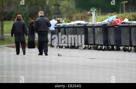 Burbach, Deutschland. 29. Sep, 2014. Sicherheitspersonal ist auf der Website von einem Flüchtlingsheim in der ehemaligen Siegerland-in Burbach, Deutschland, 29. September 2014 Kaserne abgebildet., privates Sicherheitspersonal hat angeblich verletzt und angegriffene Menschen Asyl in einem Flüchtlingslager in Burbach zu Hause. Die ehemalige Siegerland Baracken dient als ein Notunterkünfte für Flüchtlinge und Asylsuchenden Menschen. Bildnachweis: Dpa picture Alliance/Alamy Live News Stockfoto