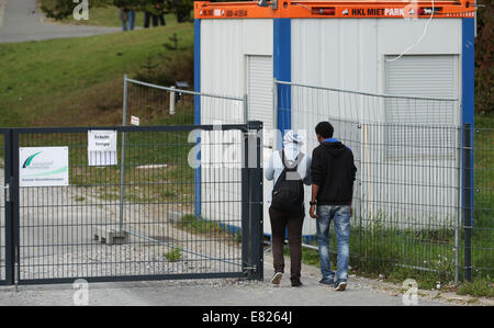 Burbach, Deutschland. 29. Sep, 2014. Flüchtlinge sind auf dem Gelände eines Flüchtlings in der ehemaligen Heimat abgebildet, die Siegerland-in Burbach, Deutschland, 29. September 2014 Kaserne. Private Security-Personal hat angeblich verletzt und angegriffen Menschen Asyl in einem Flüchtlingslager in Burbach. Die ehemalige Siegerland Baracken dient als ein Notunterkünfte für Flüchtlinge und Asylsuchenden Menschen. Bildnachweis: Dpa picture Alliance/Alamy Live News Stockfoto