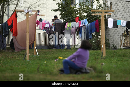 Burbach, Deutschland. 29. Sep, 2014. Wäsche hängt zum Trocknen in einem Flüchtlingsheim in der ehemaligen, die Siegerland-in Burbach, Deutschland, 29. September 2014 Kaserne. Private Security-Personal hat angeblich verletzt und angegriffen Menschen Asyl in einem Flüchtlingslager in Burbach. Die ehemalige Siegerland Baracken dient als ein Notunterkünfte für Flüchtlinge und Asylsuchenden Menschen. Bildnachweis: Dpa picture Alliance/Alamy Live News Stockfoto