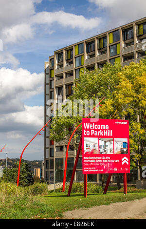 Urban Splash Zeichen für Park Hill Wohnungen, Grade II * aufgeführten Brutalist Rates Wohnsiedlung in Sheffield South Yorkshire England Stockfoto