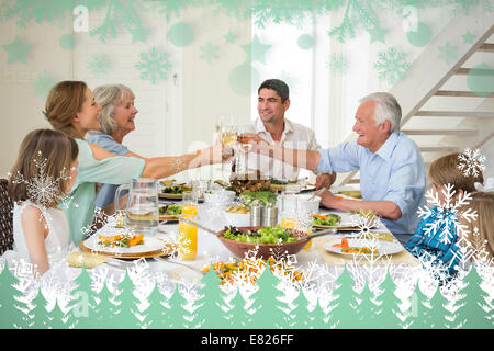 Zusammengesetztes Bild der Familie Toasten während der Mahlzeit Stockfoto