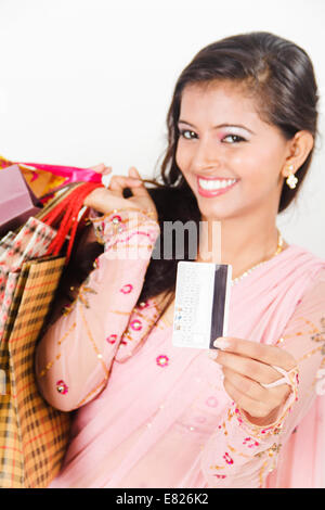 indische schöne Damen-Shopping mit Kreditkarte Stockfoto