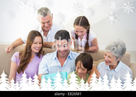 Zusammengesetztes Bild des Menschen öffnen Geburtstagsgeschenk zu Hause Stockfoto