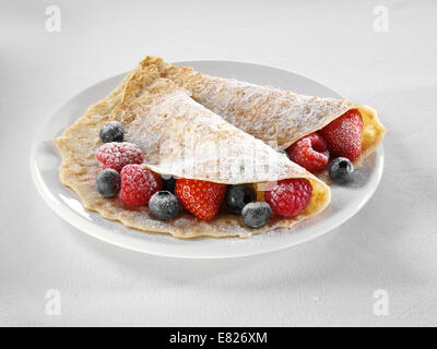 Crepes mit Früchten amerikanisches Frühstück Stockfoto