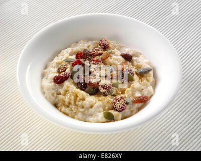 Porridge mit getrockneten Früchten Stockfoto