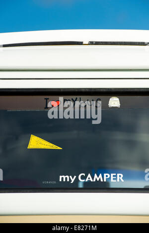 Ich liebe meinen Bus-Sticker im Fenster einen VW Campervan Stockfoto