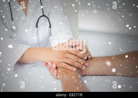 Mittleren Bereich eines Arztes Patienten Händchenhalten hautnah Stockfoto