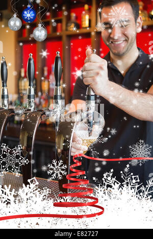Gut aussehend Barkeeper ziehen einen Pint Bier Stockfoto