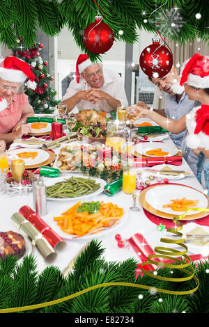 Happy Family im Santas Hüte Weihnachten Abendessen genießen Stockfoto