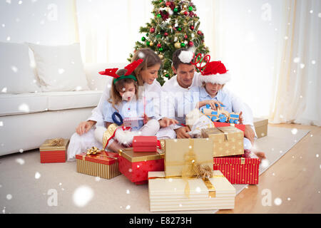 Junge Familie Weihnachtsgeschenke auspacken Stockfoto