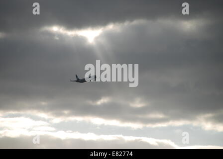 Sonne Strahlen, die Wolken durchbrechen Flugzeug Chopin Flughafen Warschau. Stockfoto