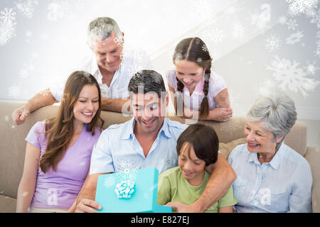 Zusammengesetztes Bild des Menschen öffnen Geburtstagsgeschenk zu Hause Stockfoto