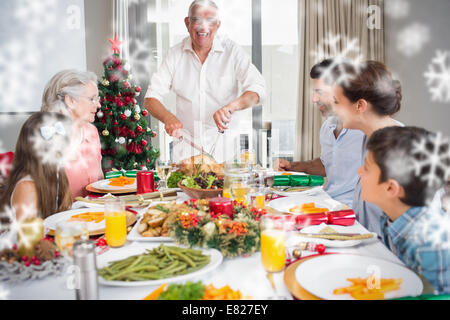Großfamilie am Esstisch für Weihnachtsessen im Haus Stockfoto