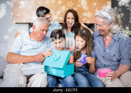 Großfamilie auf Sofa mit Geschenk-Boxen im Wohnzimmer sitzen Stockfoto