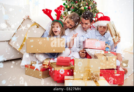 Porträt einer glücklichen Familie Weihnachtsgeschenke auspacken Stockfoto