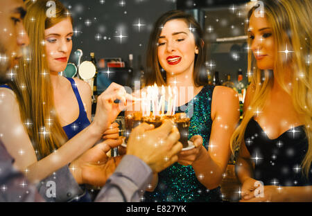 Zusammengesetztes Bild der happy Friends Zubereitung Geburtstagstorte Stockfoto
