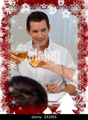 Mann mit seiner Mutter in einem Weihnachtsessen Toasten Stockfoto
