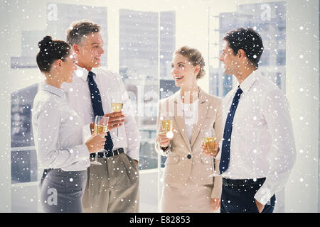 Gruppe von fröhlichen Geschäftsleute ihre Flöten Champagner Klirren Stockfoto