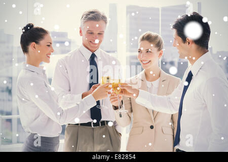 Gruppe von Geschäftsleuten, die ihre Flöten Champagner Klirren Stockfoto