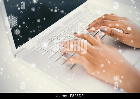 Womans Hände auf ihrem Laptop tippen hautnah Stockfoto