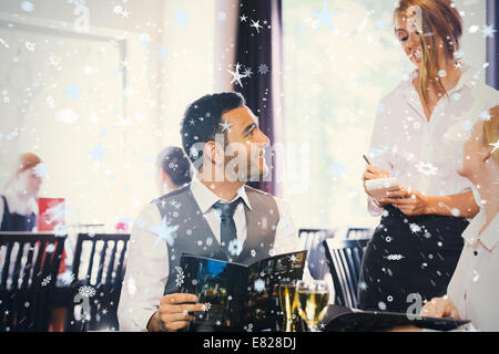 Gut aussehend Geschäftsmann Essen von Kellnerin bestellen Stockfoto