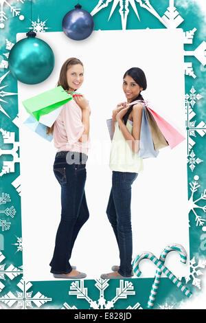 Zusammengesetztes Bild von lächelnden Frauen tragen eine Menge Einkaufstüten Stockfoto