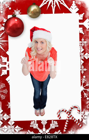 Blonder Frau ihre Daumen aufstellen, während des Tragens Weihnachten Kleidung Stockfoto