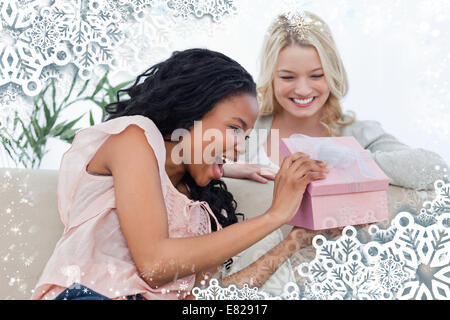 Freuen uns Frau schaut ein Geschenk, das ihr von einem Freund gegeben Stockfoto