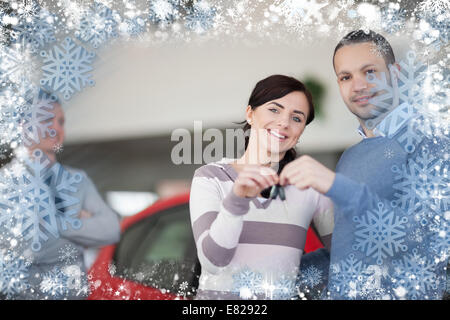 Zusammengesetztes Bild der Autohändler, die Schlüssel an einen Kunden Stockfoto