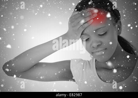 Zusammengesetztes Bild Frau mit markierten roten Kopfschmerzen Stockfoto