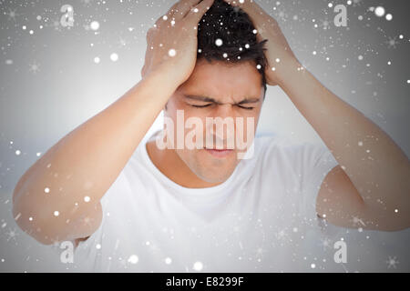 Mann leidet unter einer Migräne beim Aufwachen Stockfoto