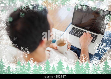 Erhöhte Ansicht des jungen Mannes mit seinem laptop Stockfoto