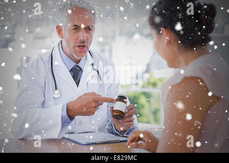 Zusammengesetztes Bild des Arztes, Patienten zu erklären, die Pillen Stockfoto