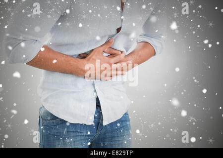 Mittleren Bereich der Mann leidet unter Magenschmerzen Stockfoto