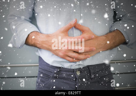 Mittleren Bereich eines Mannes Magenschmerzen leiden Stockfoto