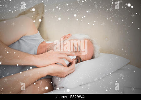 Nahaufnahme von einem reifen Mann leiden unter Kälte im Bett Stockfoto